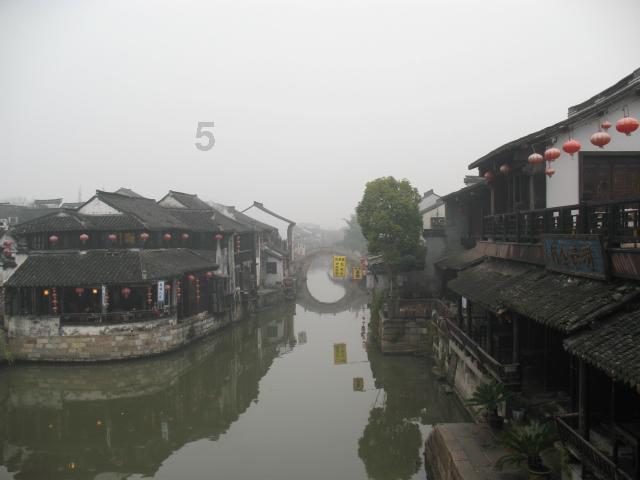 空袭敌营